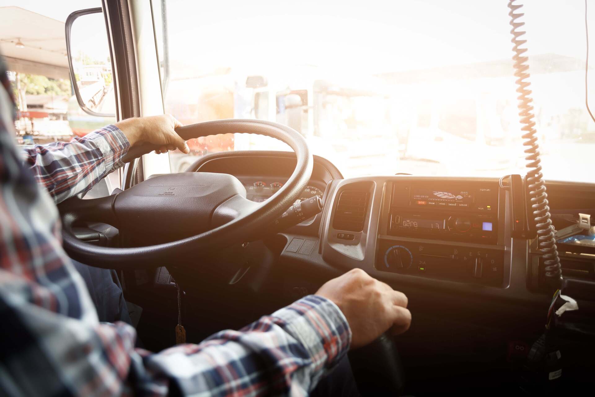 Autotrasportatore alla guida di un camion