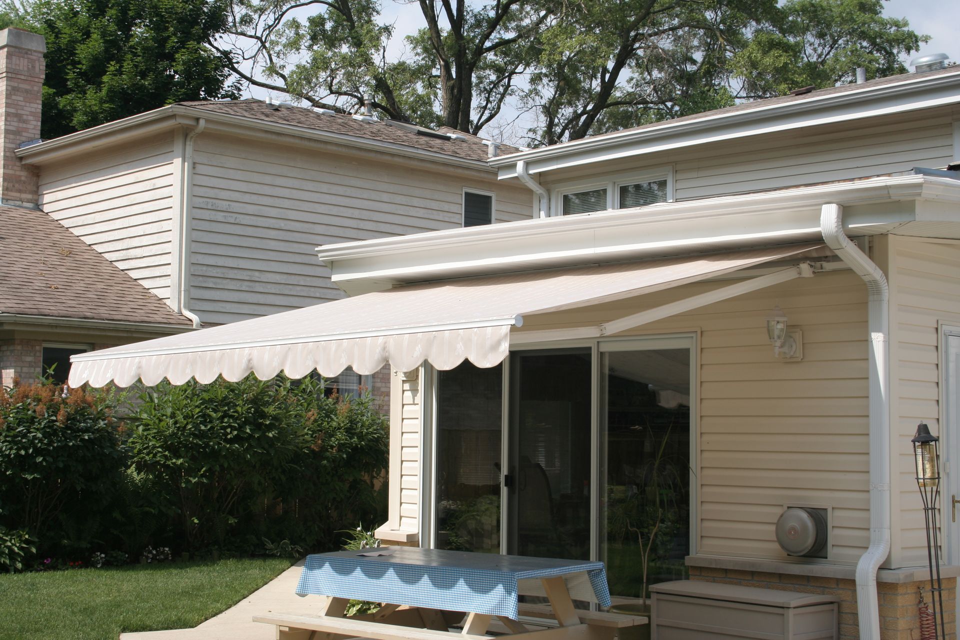 vanilla color retractable awning