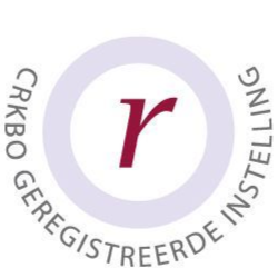 Het logo van de CRKBO-geregistreerde instelling: een bordeauxrode 