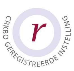 Het CRKBO-geregistreerde instellingslogo met een gestileerde bordeauxrode 