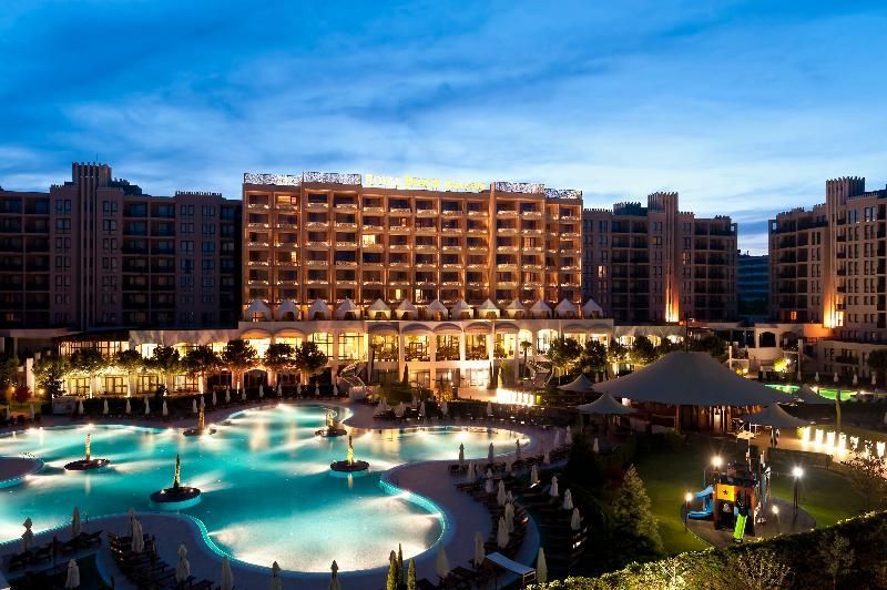 Vedere panoramica cu piscinele, gradina si cladirea hotelului Barcelo Royal Beach - All Inclusive din Sunny Beach.
