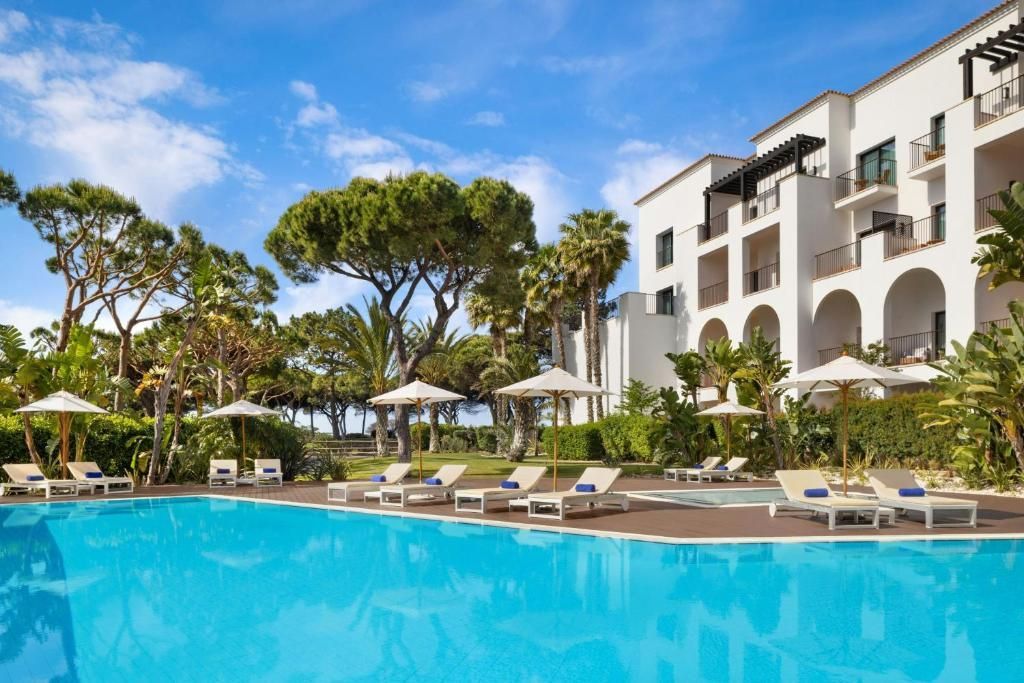 Piscina si gradinile mediteraneene ale Pine Cliffs Resort, un complex de lux din Algarve, Portugalia