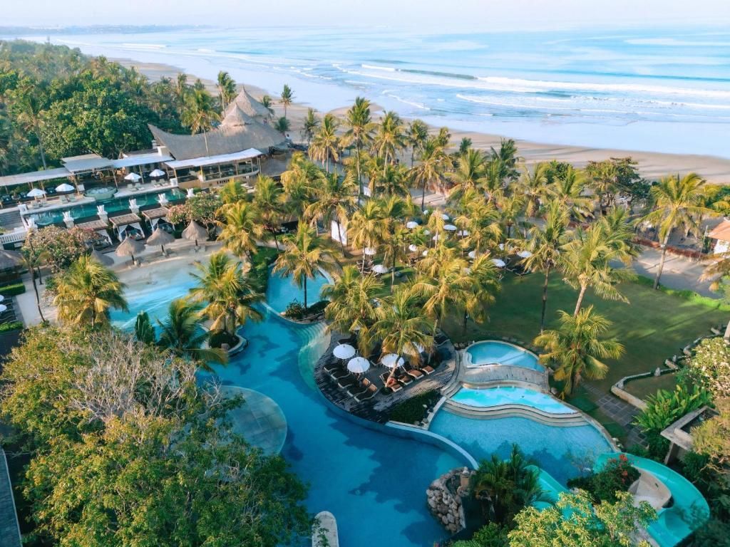 Sofitel Bali Nusa Dua Beach este un resort de lux pe malul mării, cu grădini verzi tropicale, piscine și un centru spa.