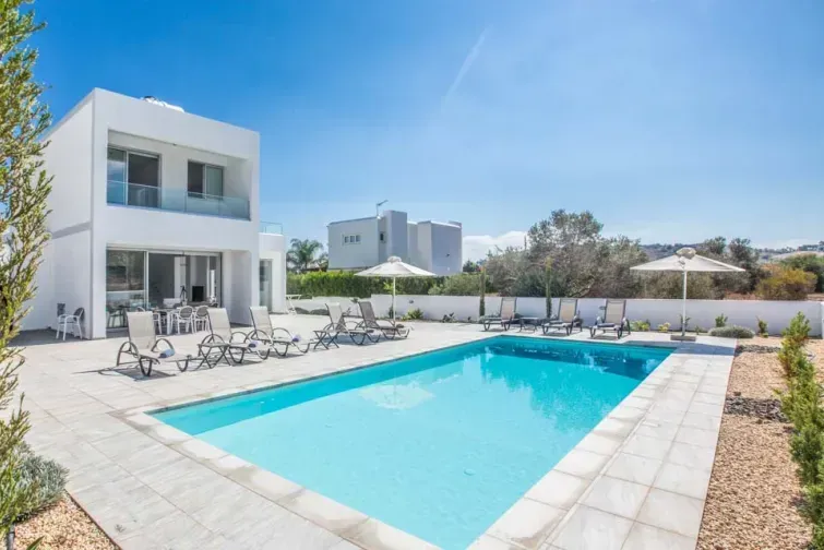 Curte interioară a vilei moderne cu aspect premium Protaras din Larnaca, Cipru. Are piscină, zonă de șezlonguri și este spațioasă.