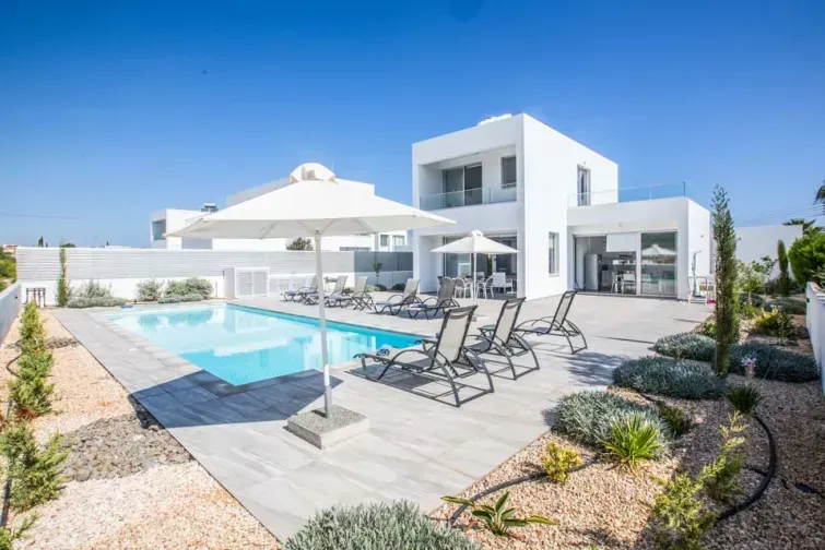 Panoramă din curtea interioară și modernă a curții vilei de vacanță Protaras din Larnaca, Cipru.