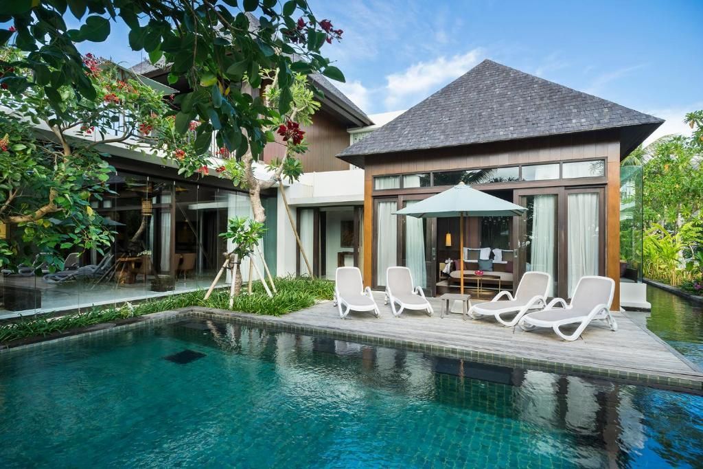 The Anvaya Beach Resort Bali, un sanctuar premium indonezian, cu grădini tropicale și apă limpede.