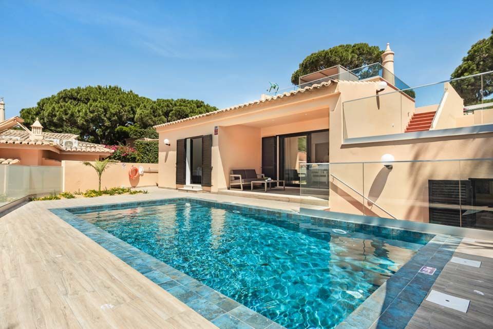 Piscina cu apă limpede din curtea interioară a vilei Maria Luisa din Algarve.