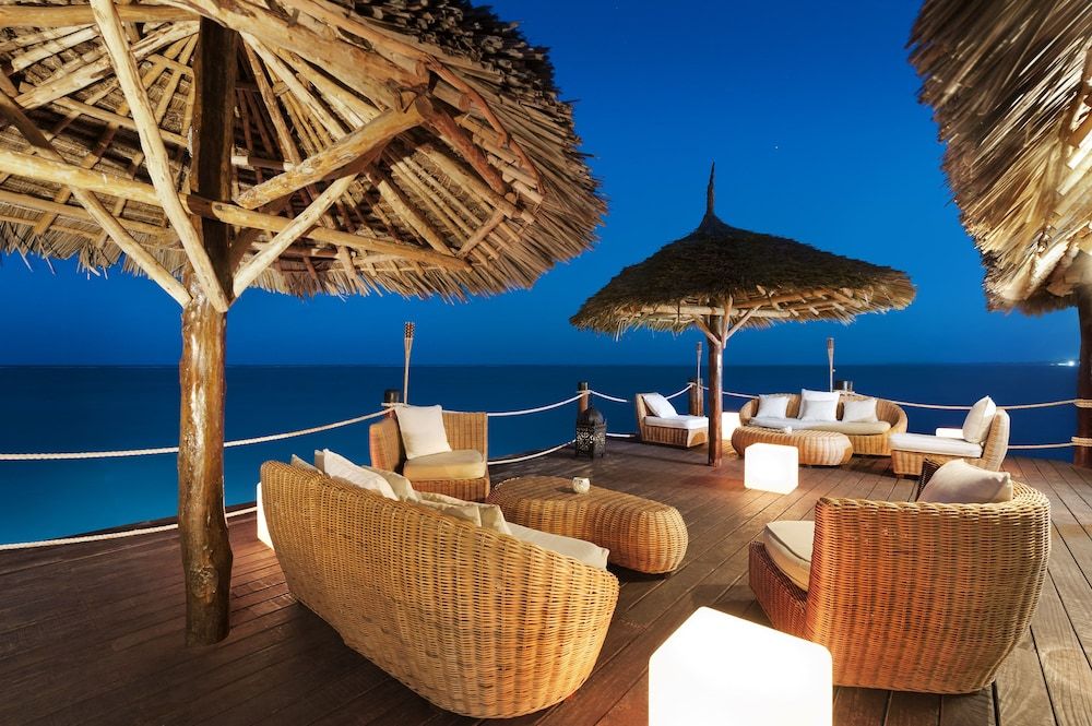 Terasa hotelului de 5 stele Melia din Zanzibar, cu vedere panoramică spre plajă.