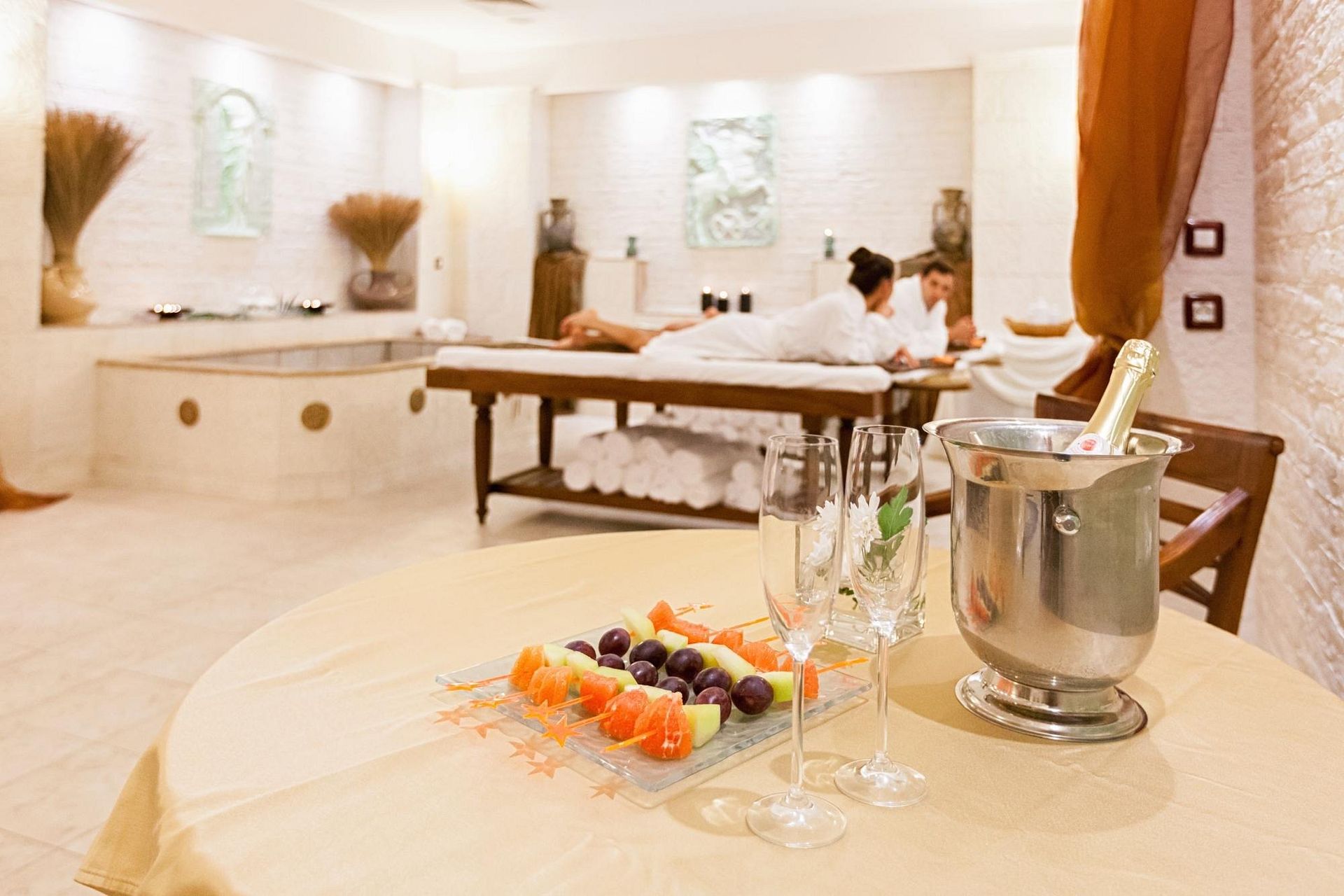 Bufet elegant cu preparate reci si champagne, la un hotel situat pe plaja din Nisipurile de Aur.