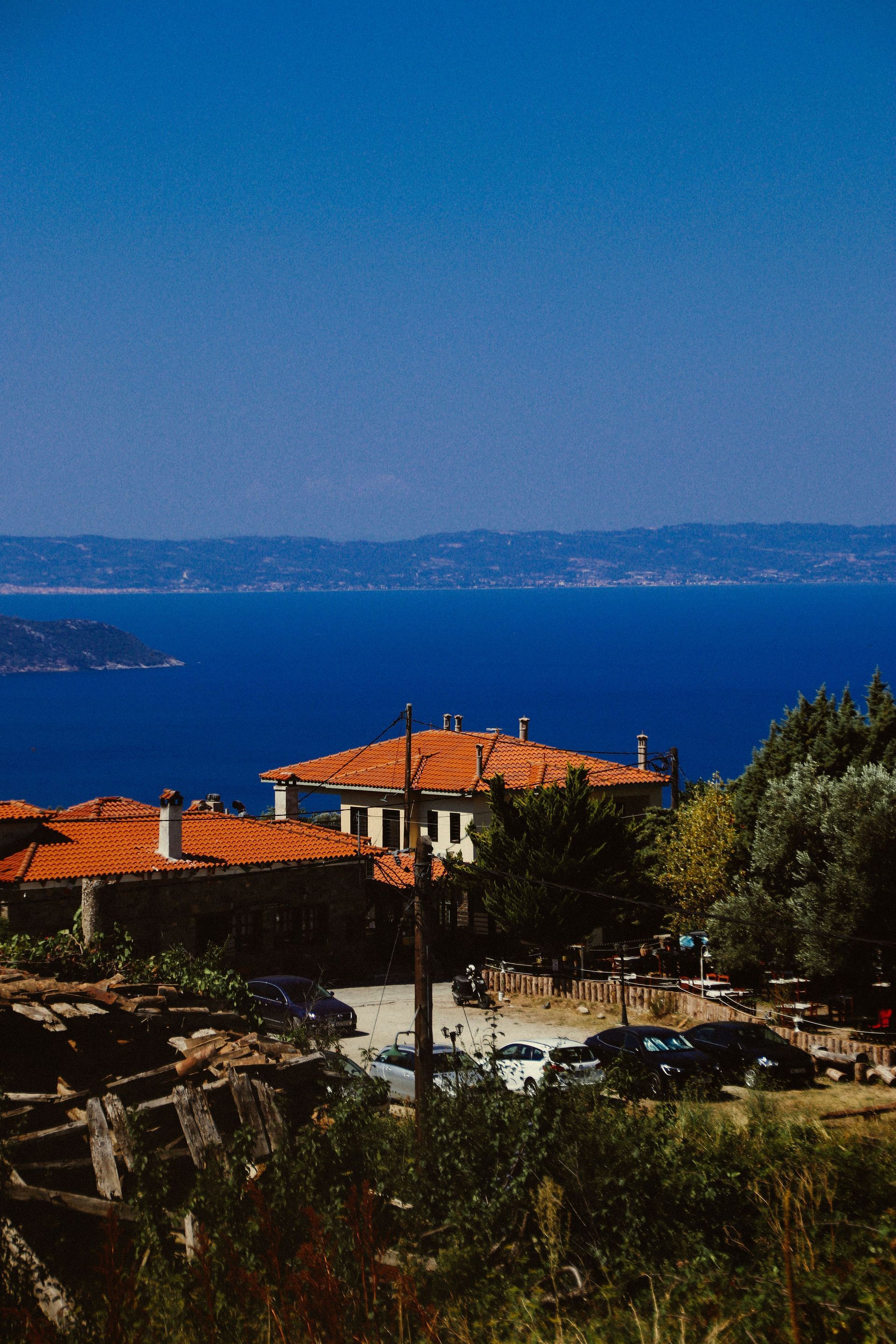 Vila de vacanță privită de sus din Halkidiki, Grecia. Se vede ieșirea directă la mare și parcare privată.