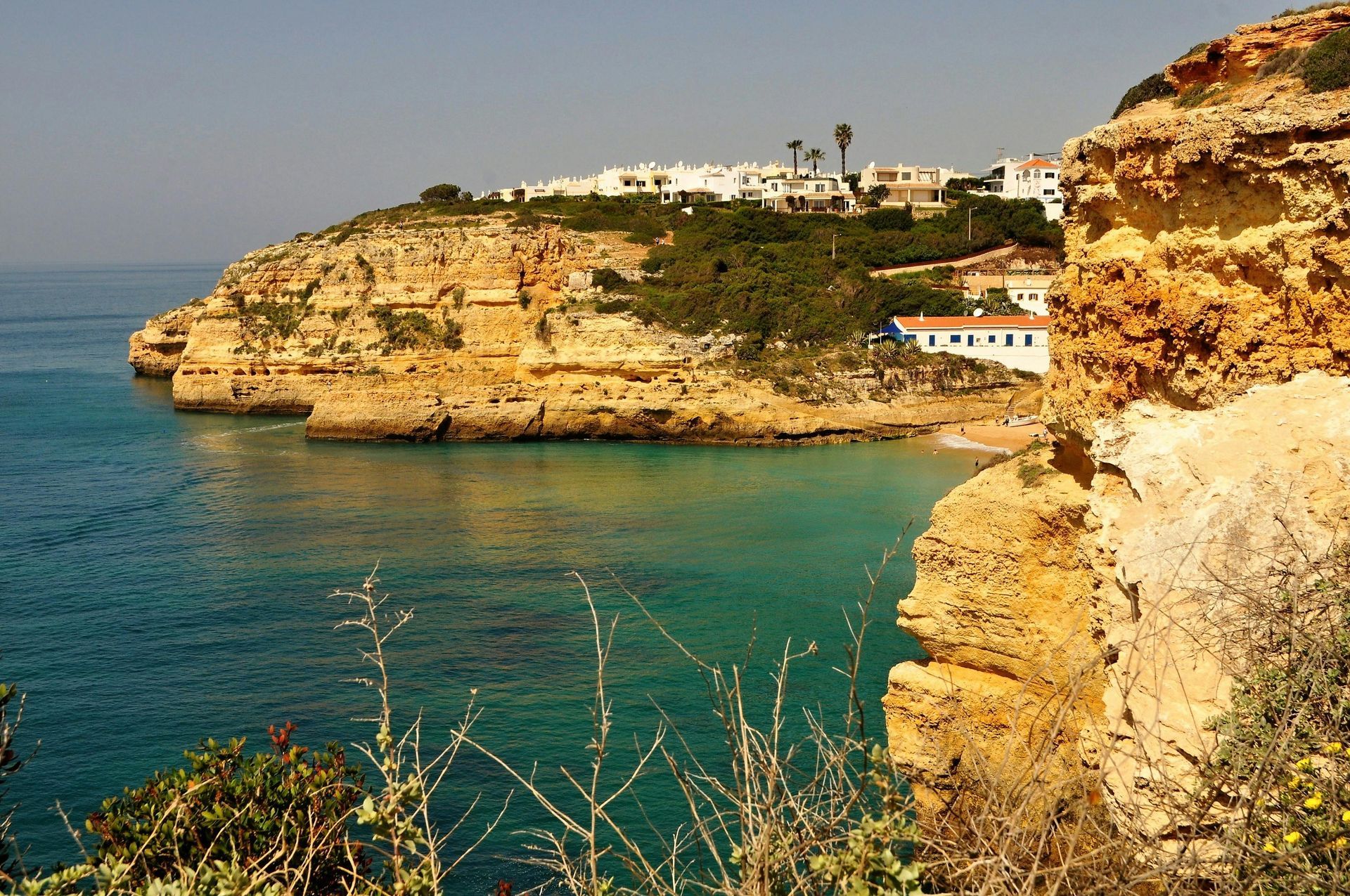Vilă de vacanță din Algarve, Portugalia. Vila este construită pe stâncă și are vedere directă spre Ocean.