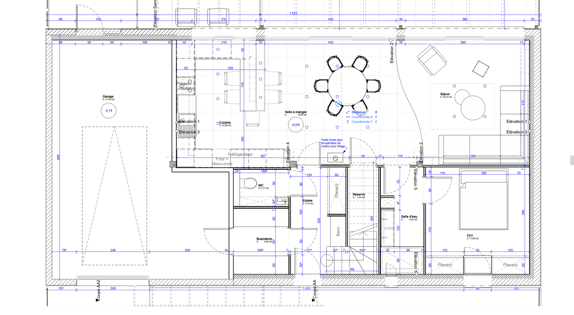 Plan architectural d'un bâtiment comportant différentes pièces, dont une salle à mange.