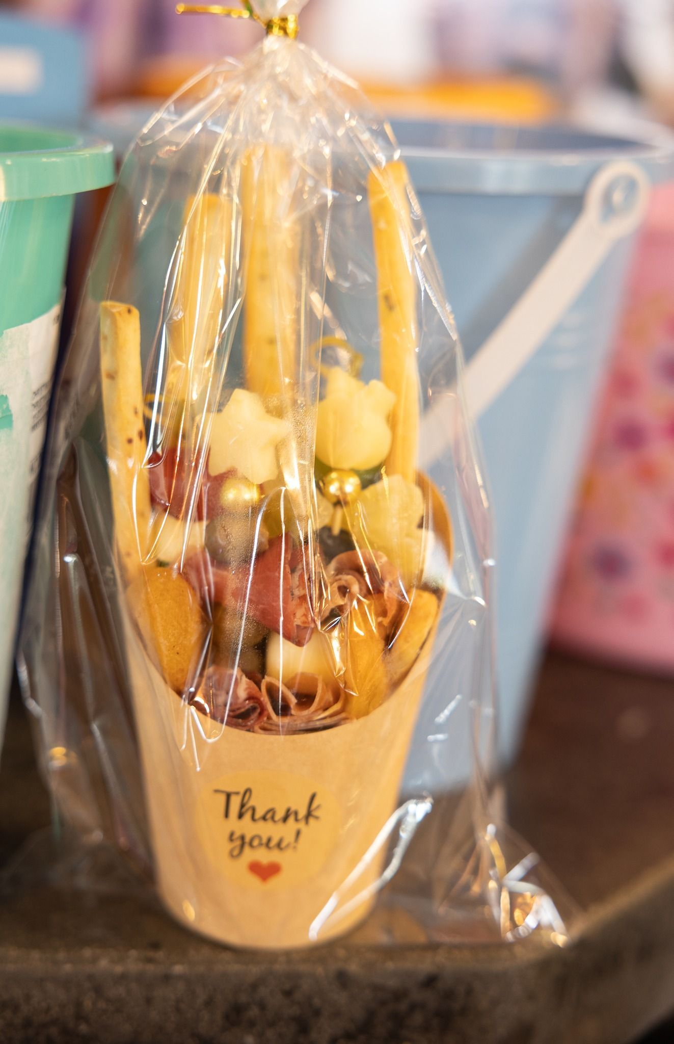 Snack basket in a hand-shaped container with 