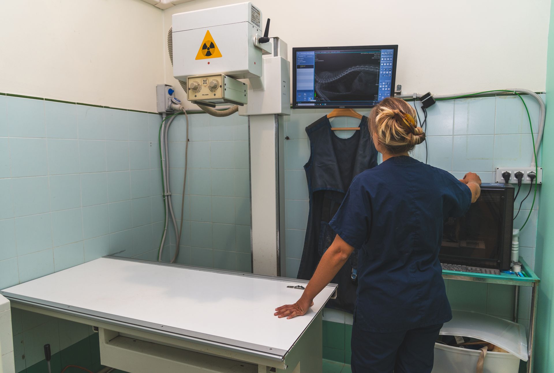 Un'infermiera è in piedi davanti a una macchina a raggi X in una sala operatoria.