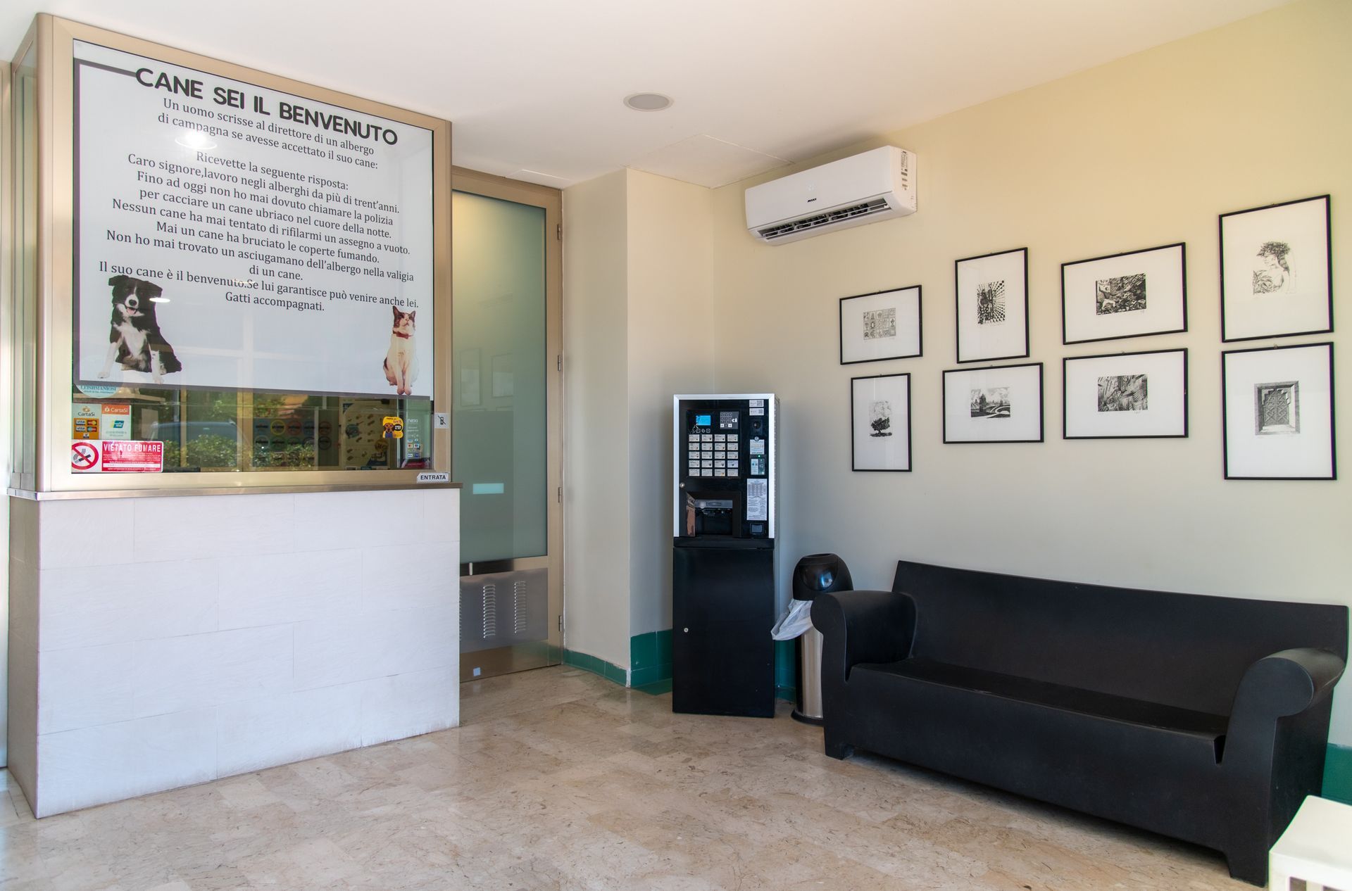 Una sala d'attesa con un divano e un distributore automatico
