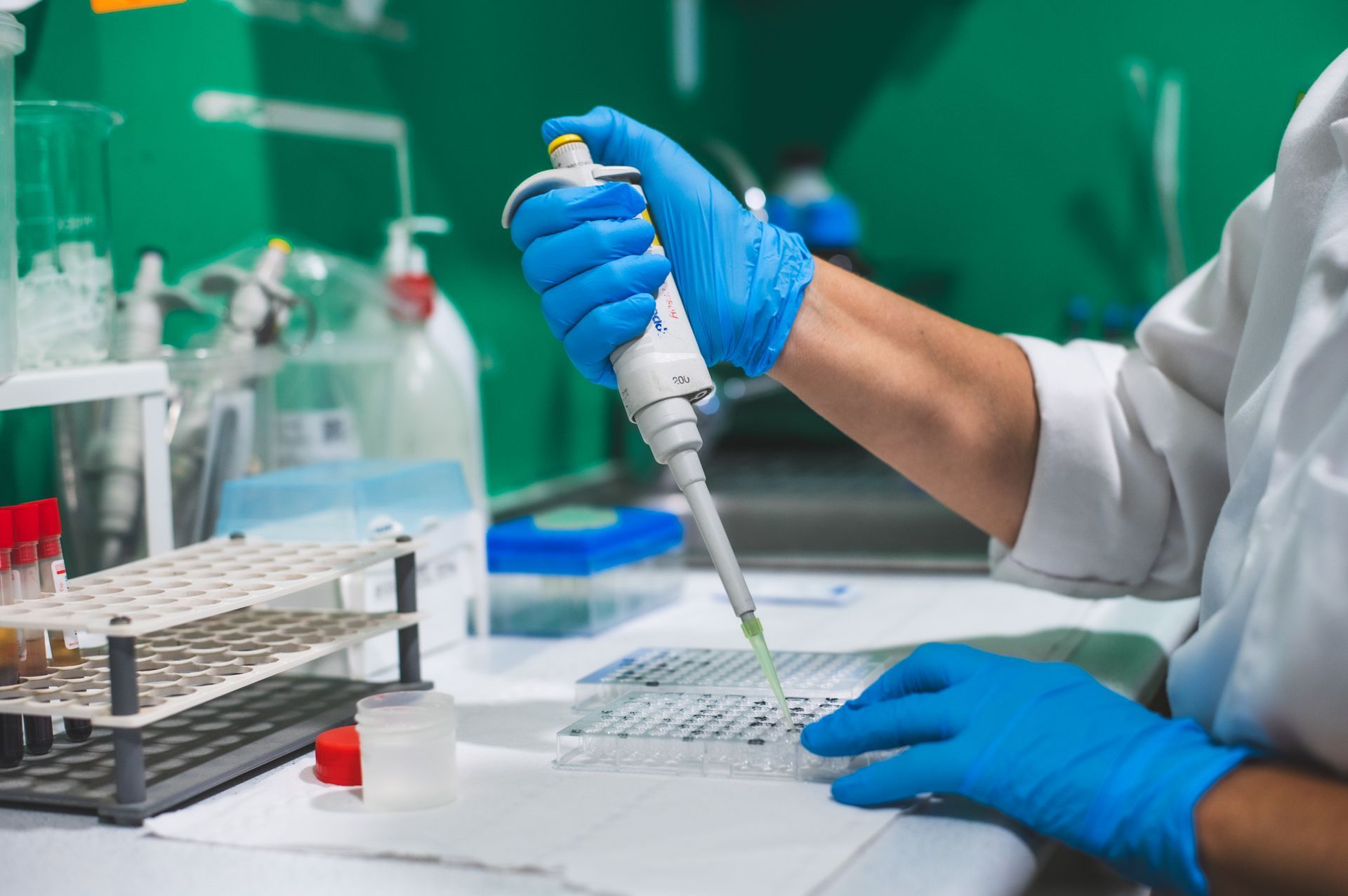 Uno scienziato sta usando una pipetta in un laboratorio.
