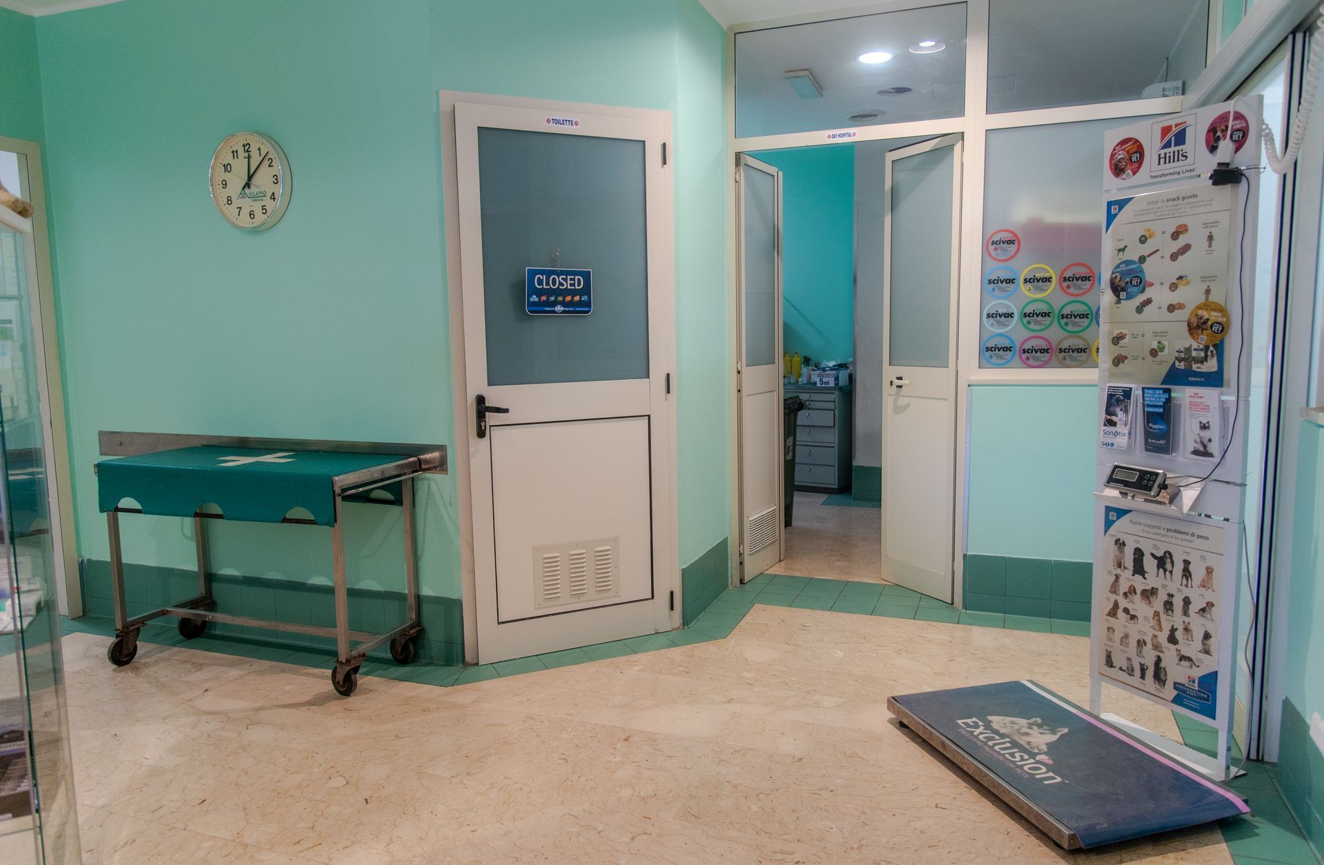 Una stanza di un ospedale con un orologio sul muro.