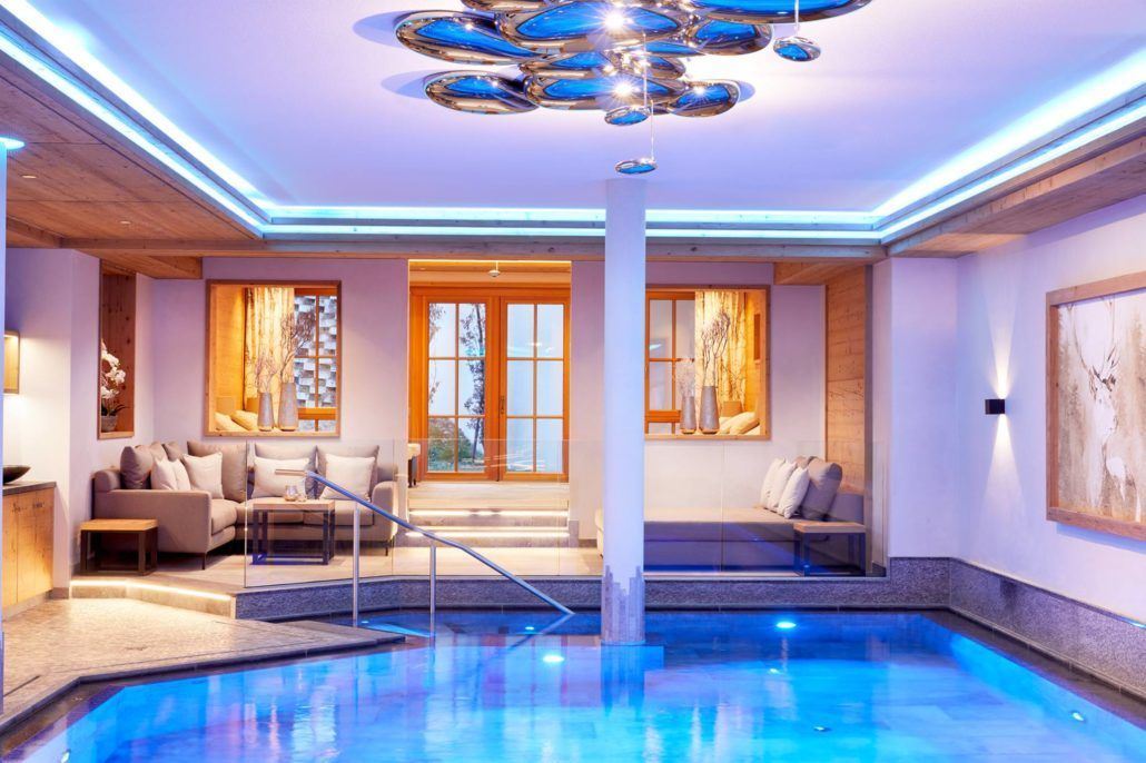 In der Mitte des Raumes befindet sich ein großer Swimmingpool.