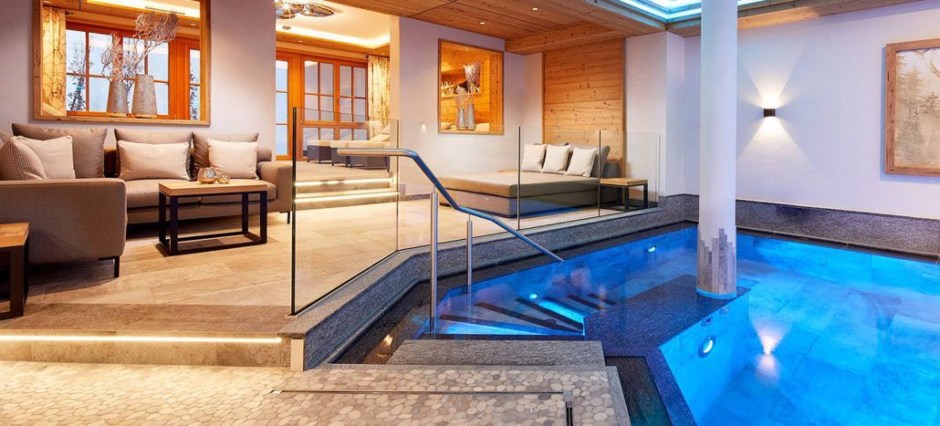 In der Mitte des Raumes befindet sich ein großer Swimmingpool, die Fliesen auf der Treppe wurden im Mosaikmuster verlegt