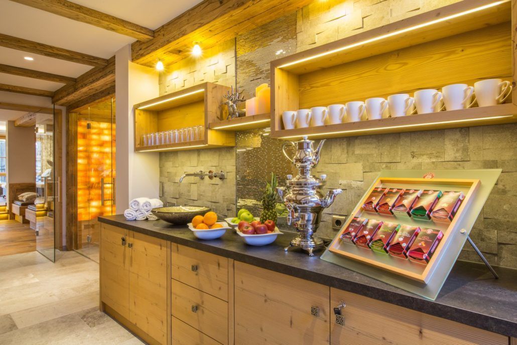 Eine Küchentheke mit Obst und dahinter ist eine Natursteinwand. 