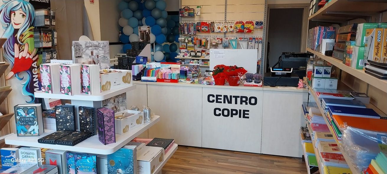 L'interno di una cartoleria con bancone e scaffali.