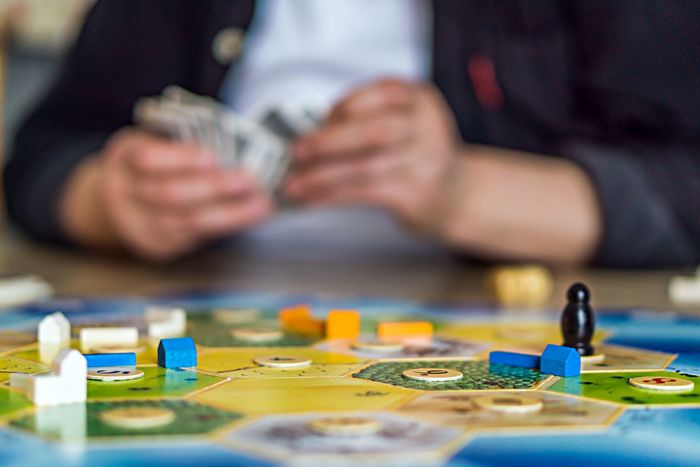 Una persona sta giocando a un gioco da tavolo.