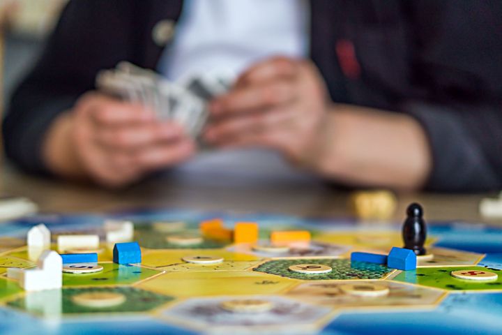 Una persona sta giocando a un gioco da tavolo.