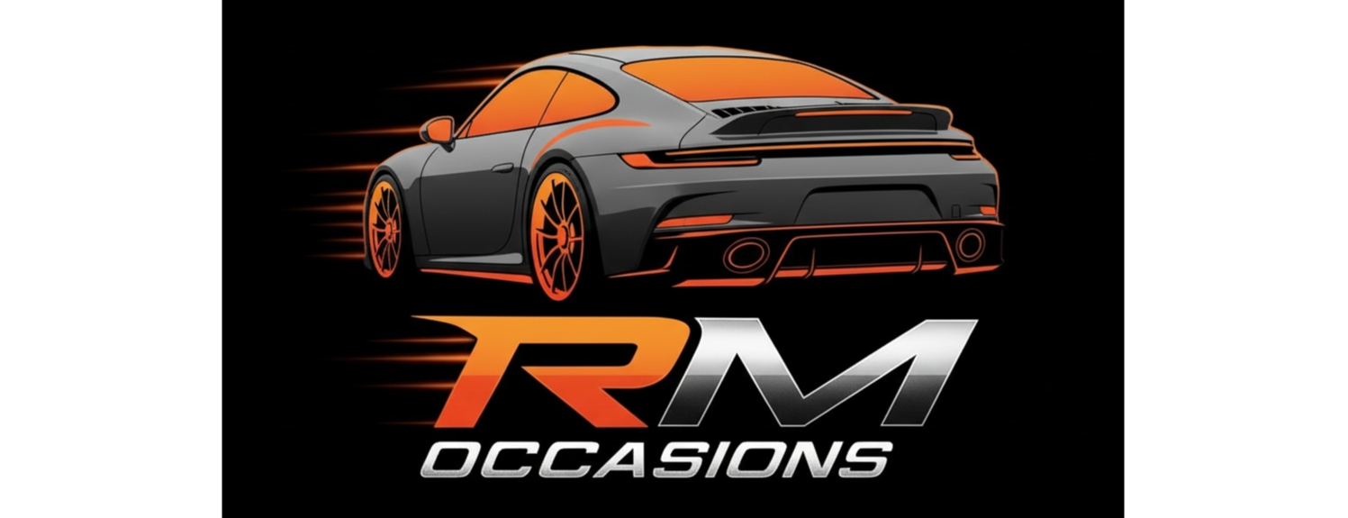 Oranje sportwagenlogo met "RM OCCASIONS" op een zwarte achtergrond
