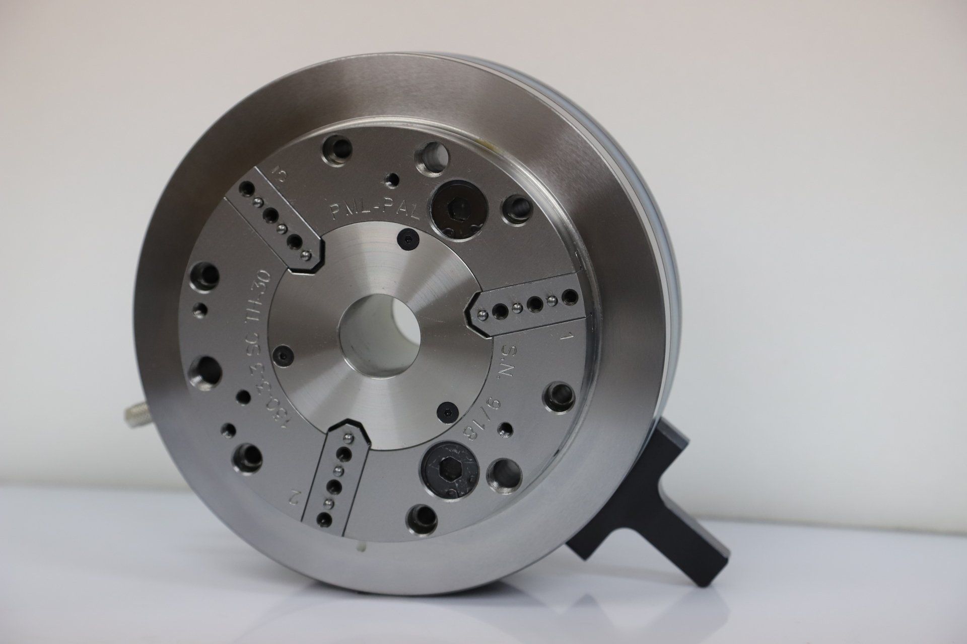 Precision air chuck with swivelling unit