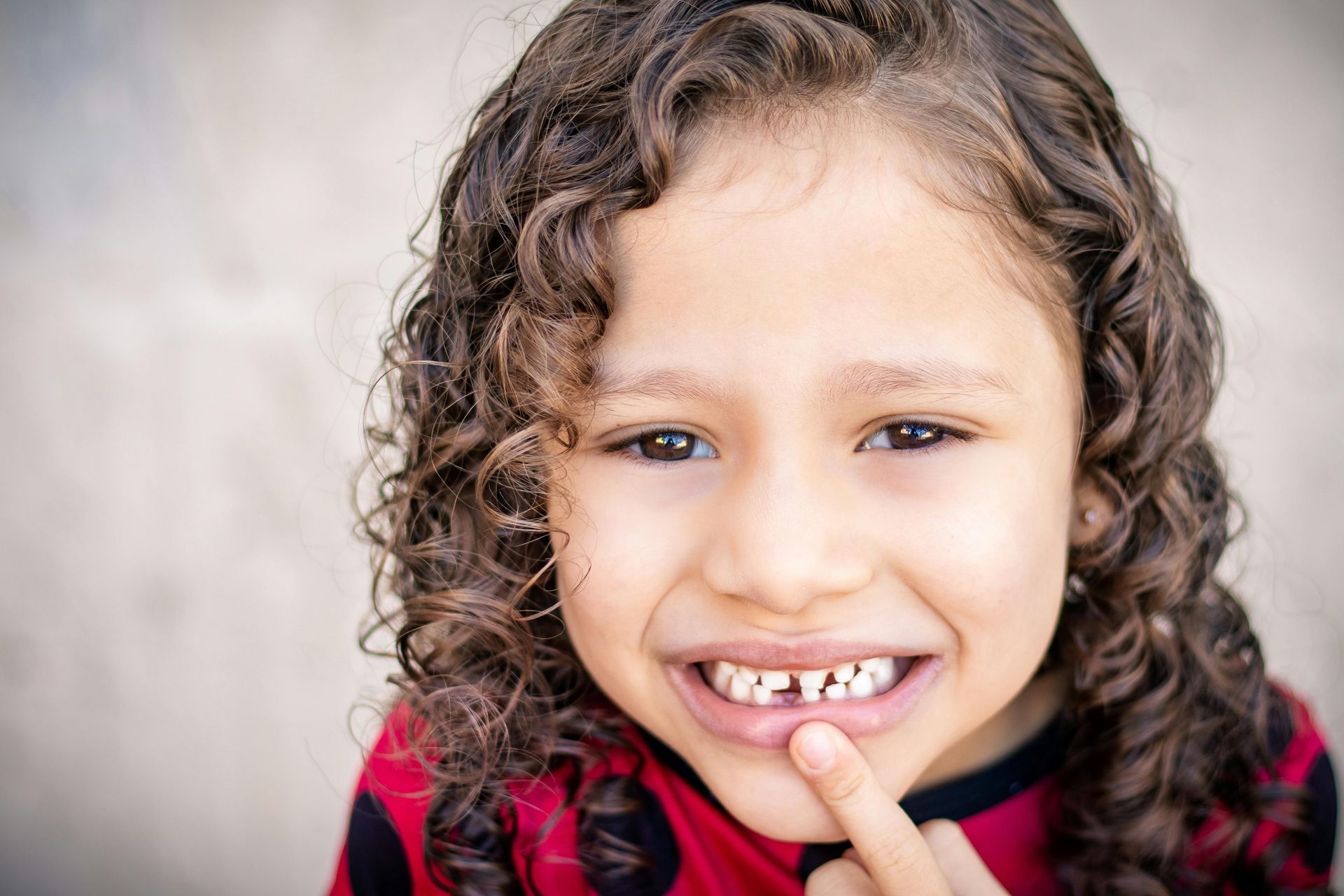 Il bambino ha perso un dente durante la caduta