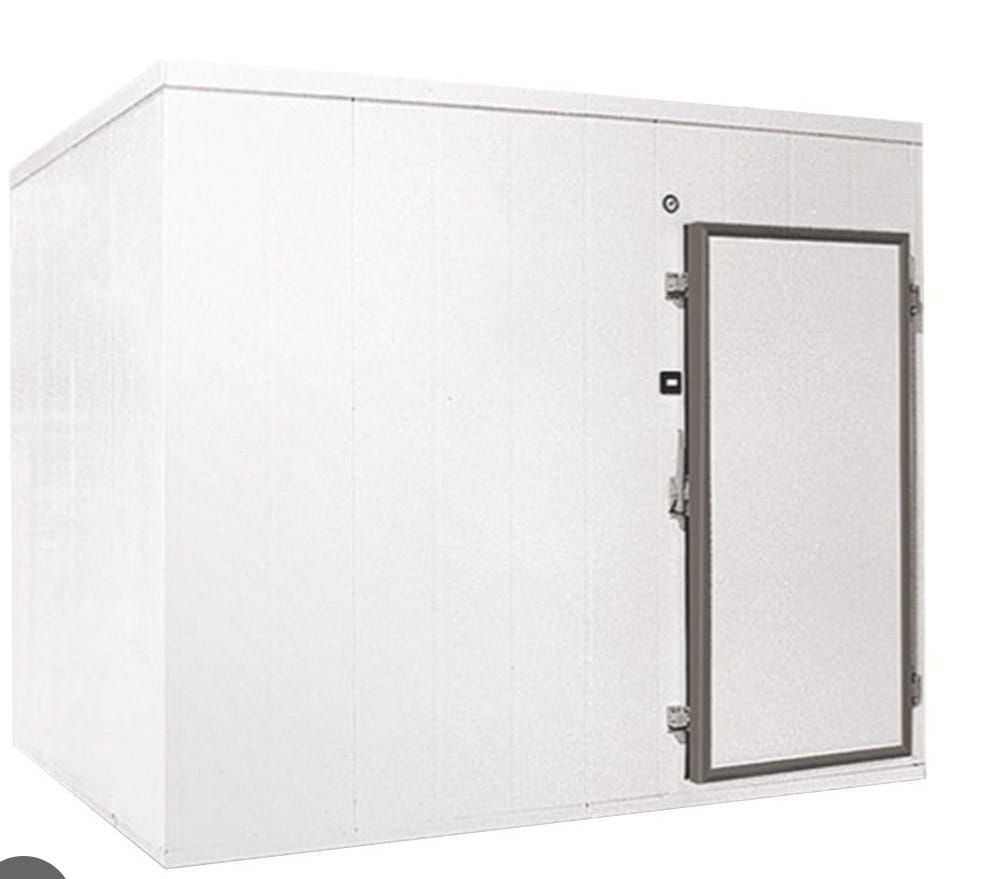 Refrigerador blanco con puerta, probablemente en un entorno comercial.