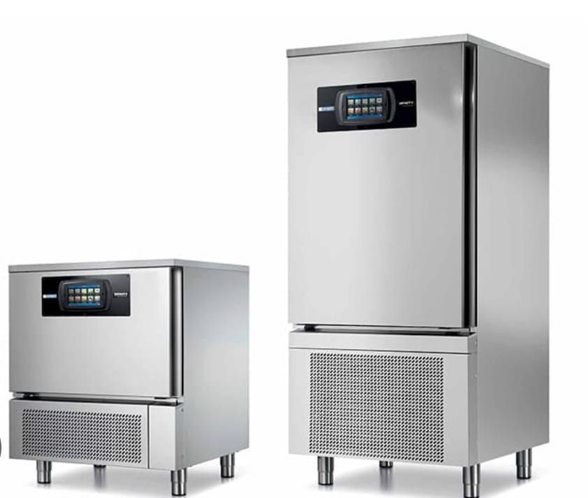Dos abatidores de temperatura de acero inoxidable con controles de pantalla táctil, uno pequeño y otro más alto.