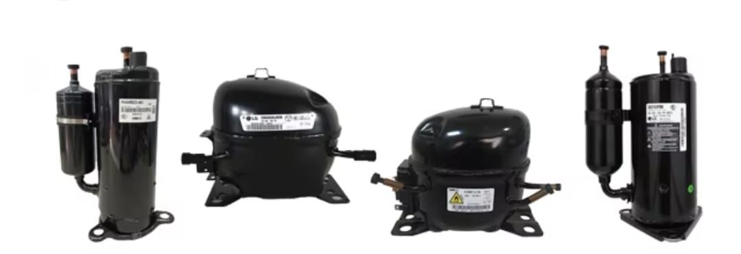 Cuatro compresores de refrigeración negros.