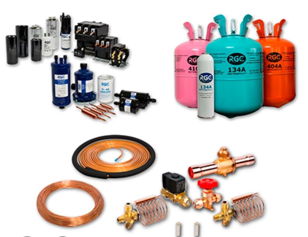 Varios componentes de HVAC/R, incluidos tubos de cobre, tanques de refrigerante y piezas eléctricas.