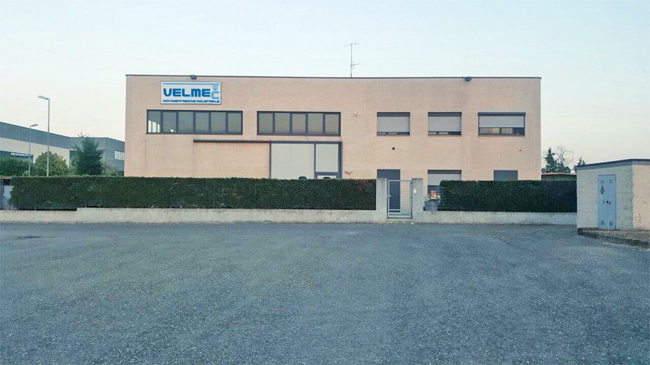 carrozziere durante un lavoro su una range rover