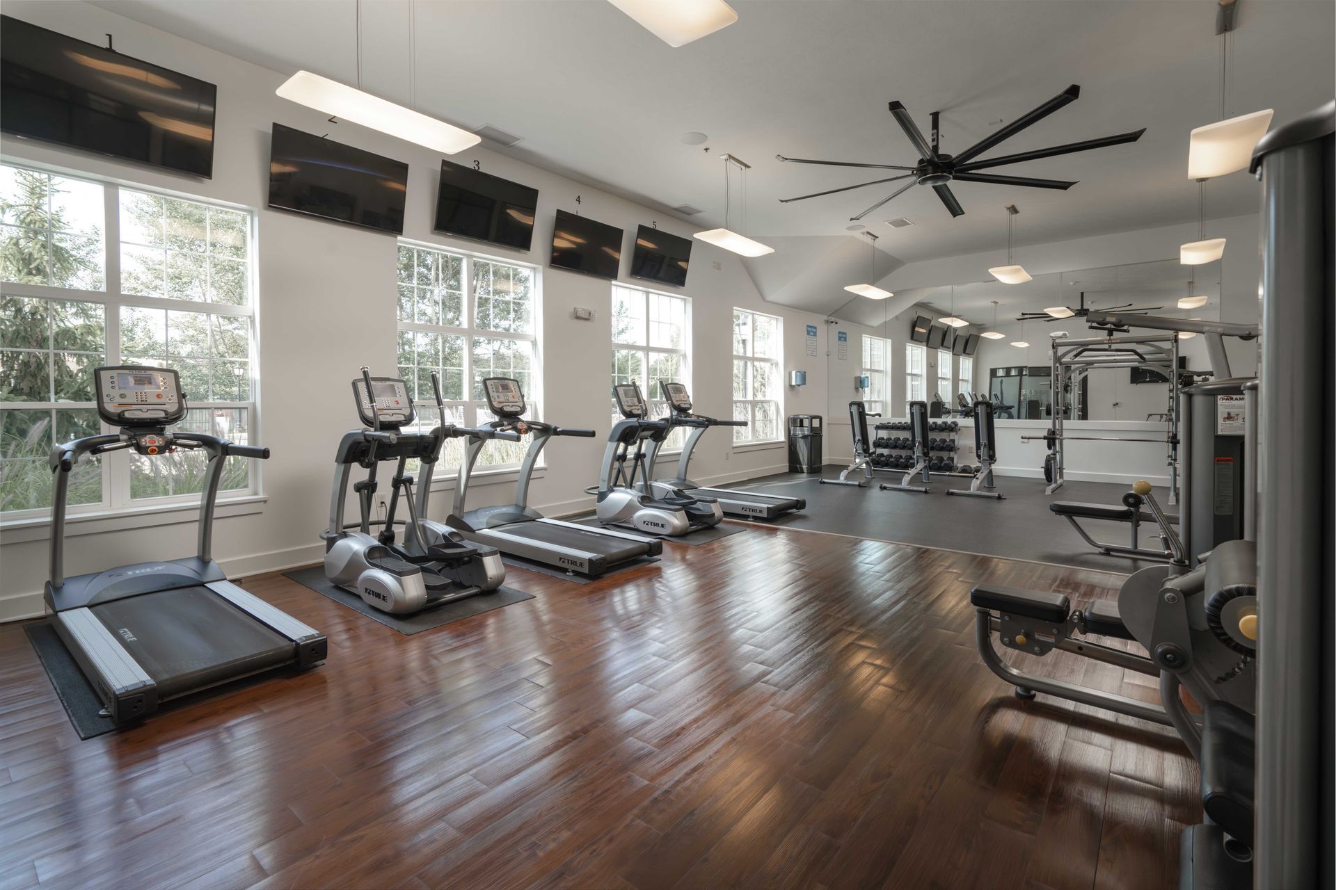 Gym with working machines.