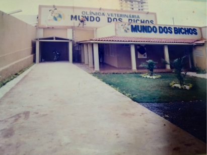 Sala de cirurgia equipada com monitores, luzes e máquina de anestesia.