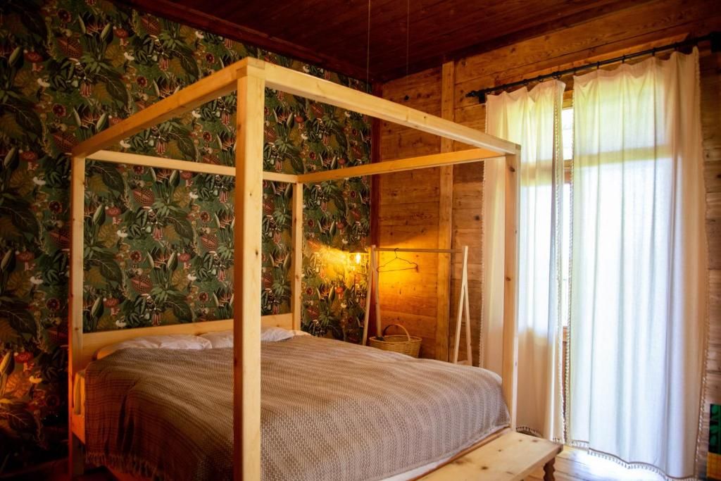 Shromantic Garden - private doubleroom with a four poster bed and a window.