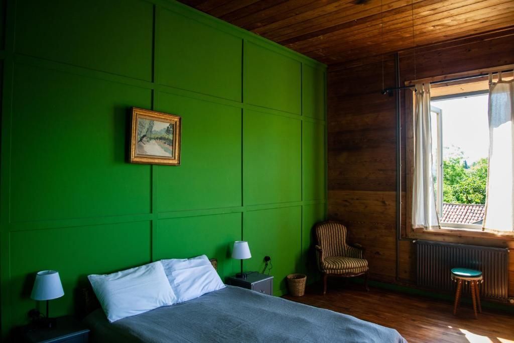 Spacious family room with mountain views, Shromantic Garden, Guria