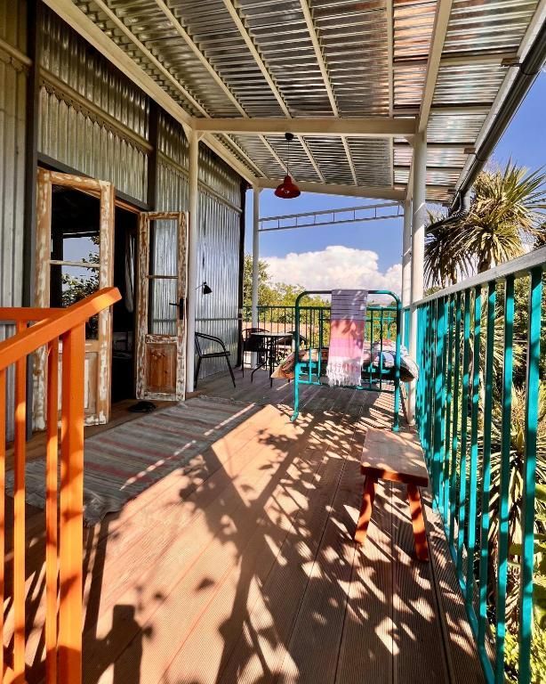 Semi-private terrace with vintage porch with mountain and sea views, Shromantic Garden, Guria