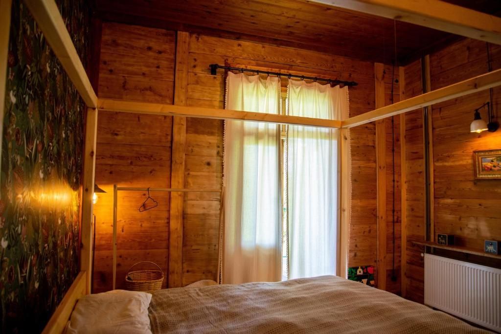 Shromantic Garden Double room with private bedroom and four poster bed