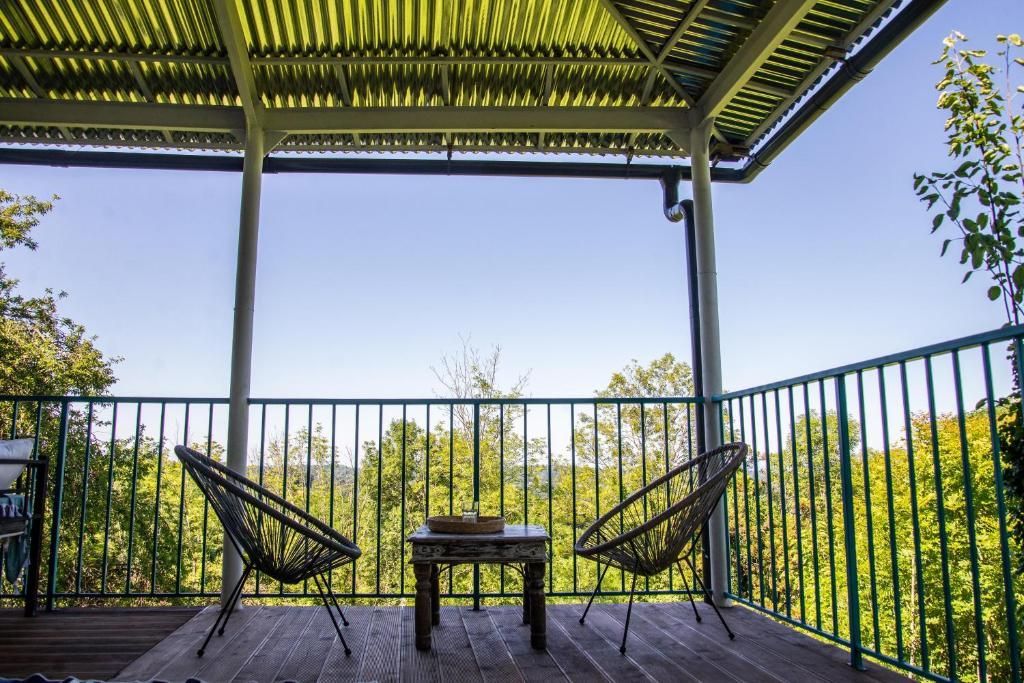 A private balcony in Shromantic Garden with Black Sea views in the background
