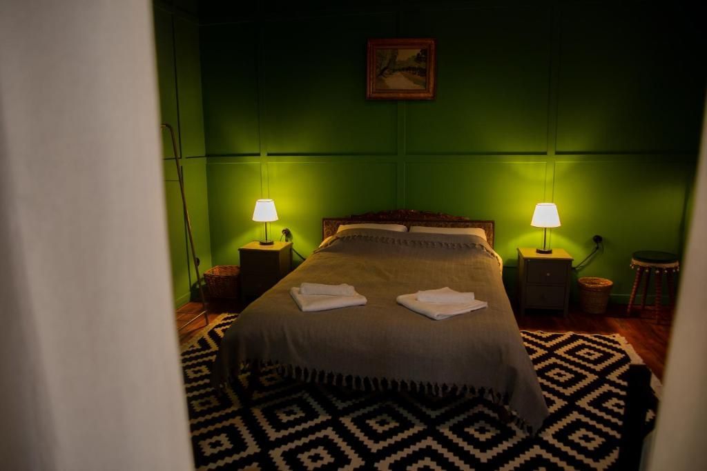 Georgian vintage bed in a family room in Shromantic Garden boutique guesthouse