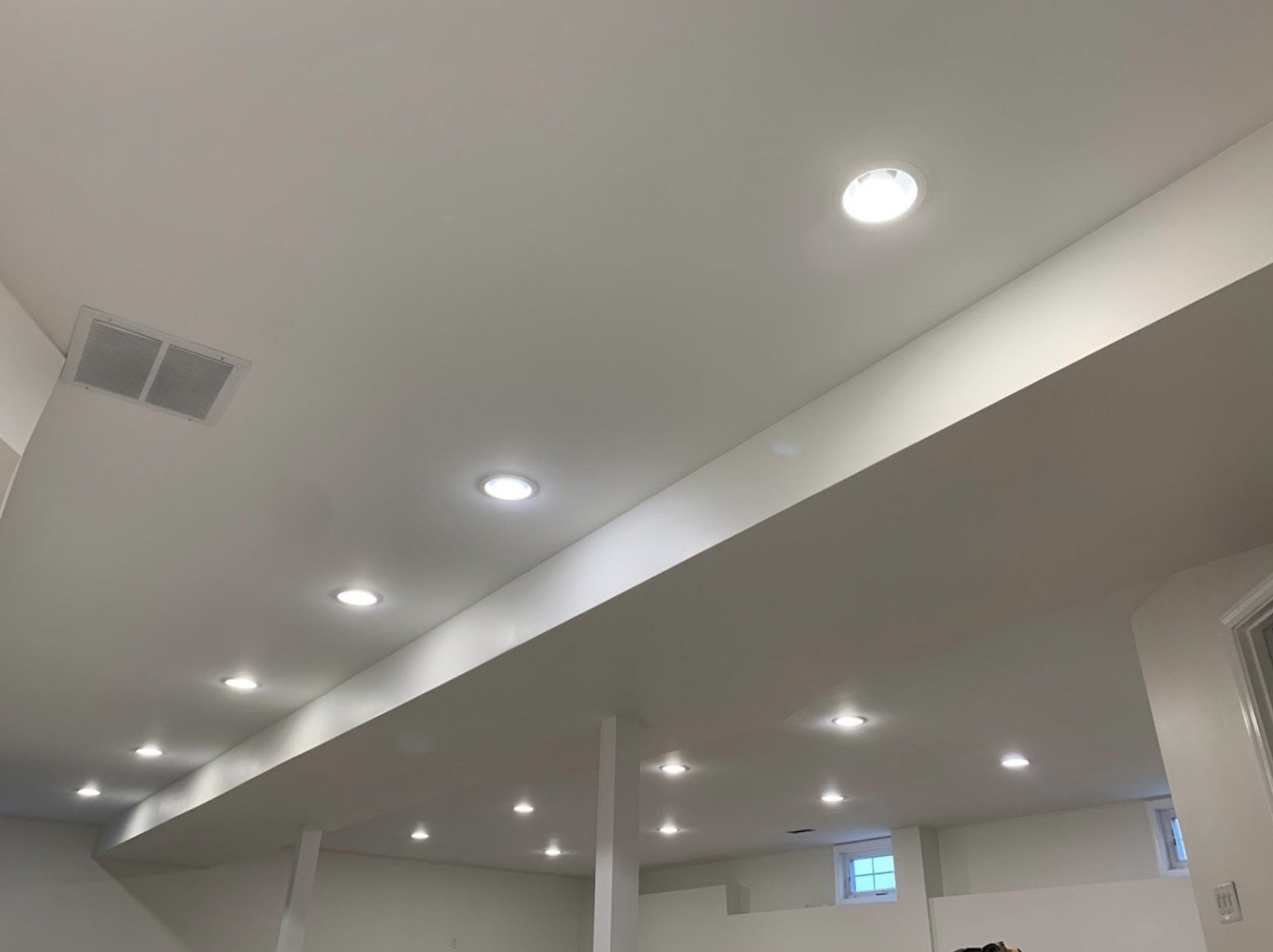 The ceiling of a room with a lot of lights on it.