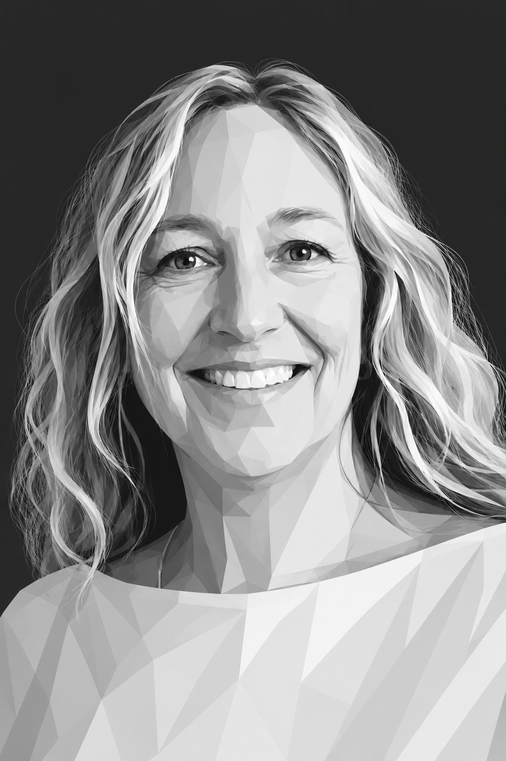 Femme aux longs cheveux blonds, souriante, vêtue d'une chemise blanche, à l'intérieur.