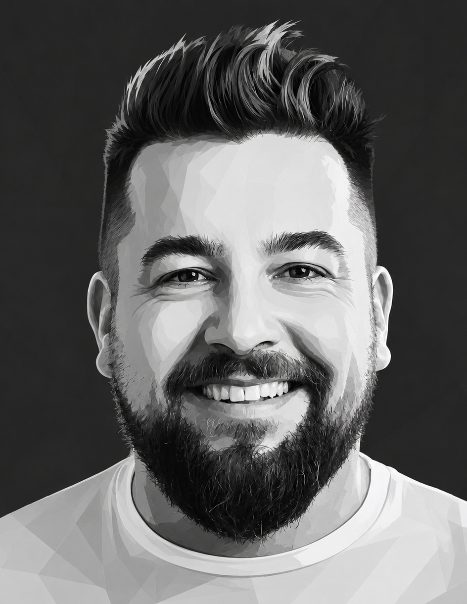 Un homme aux cheveux et à la barbe foncés sourit, vêtu d'une chemise bleu clair ; dans un bâtiment rustique.