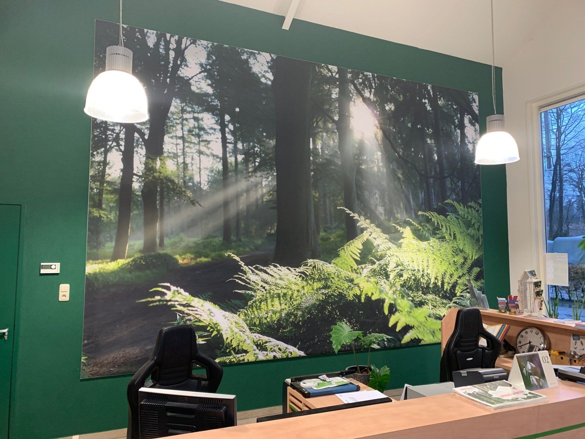 Receptiegedeelte met een grote foto als wanddecoratie.