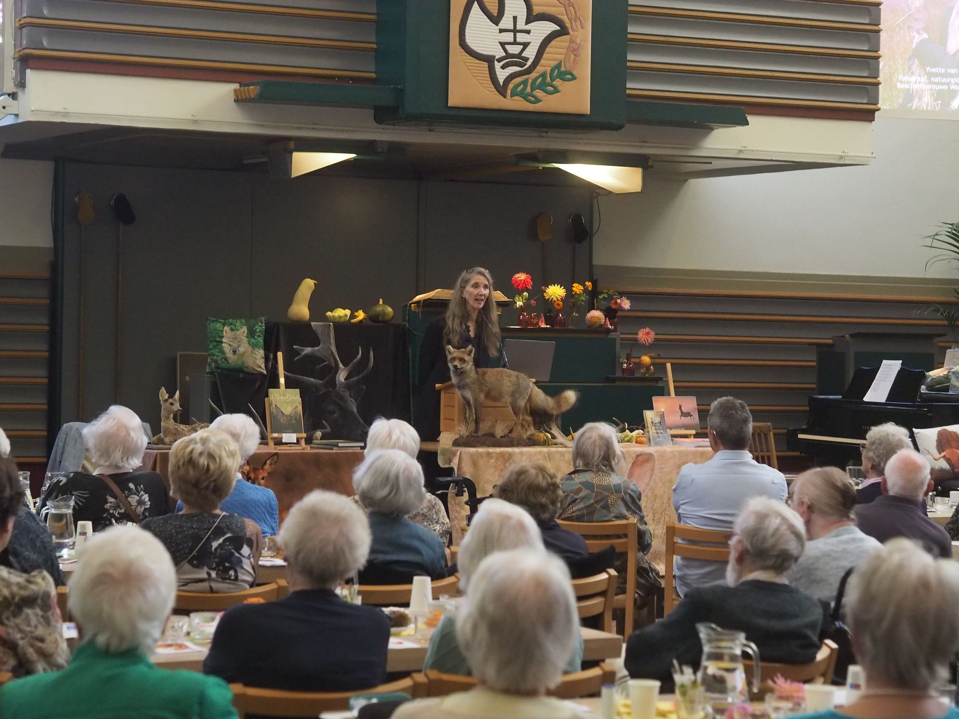 Vrouw geeft een presentatie over NatuurGeluk