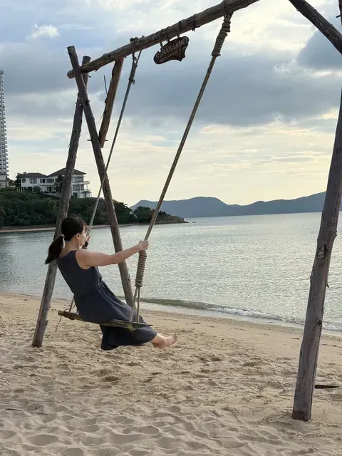 CP 坐在羅勇海邊鞦韆上的側背影