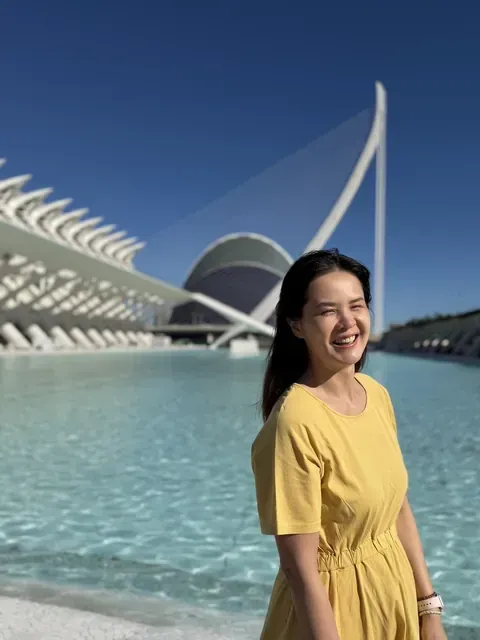 CP 穿黃洋裝在瓦倫西亞藝術科學城大笑